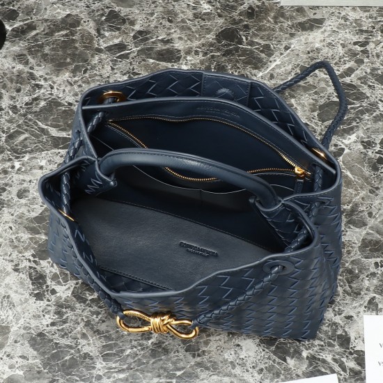Bottega Veneta Medium Andiamo Bag - Blue - Intrecciato Nappa Leather Tote