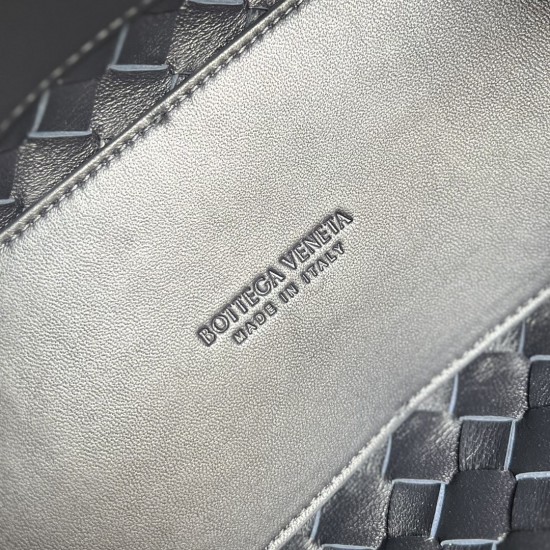 Bottega Veneta Medium Andiamo Bag - Blue - Intrecciato Nappa Leather Tote