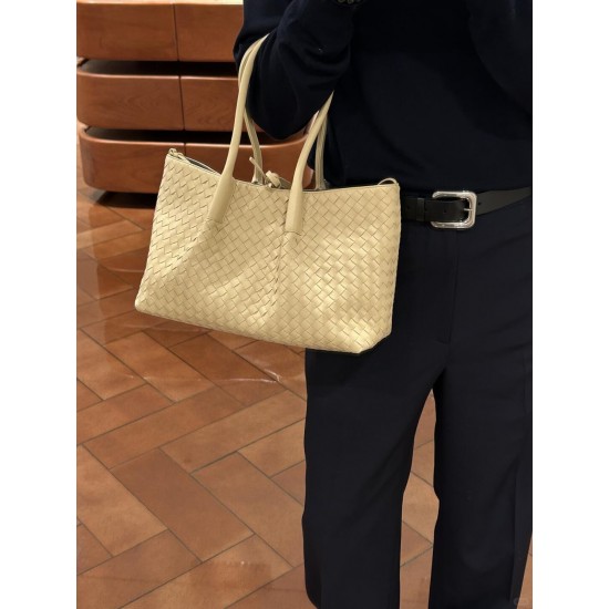 Bottega Veneta Medium Pinacoteca Nacoteca Tote (854371) 