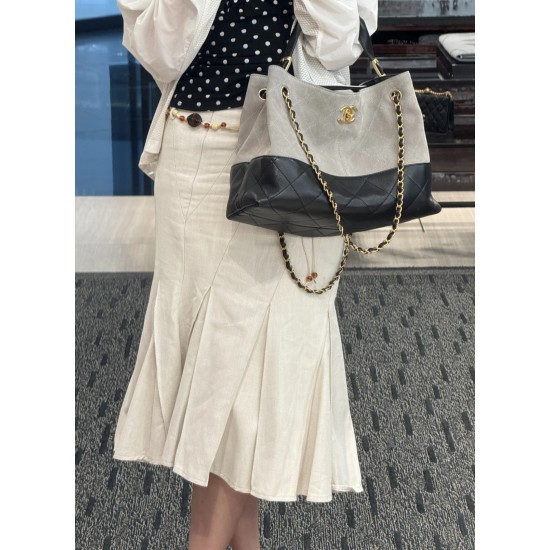 Chanel 25A Métiers d’Art Hobo Suede Bag - Grey