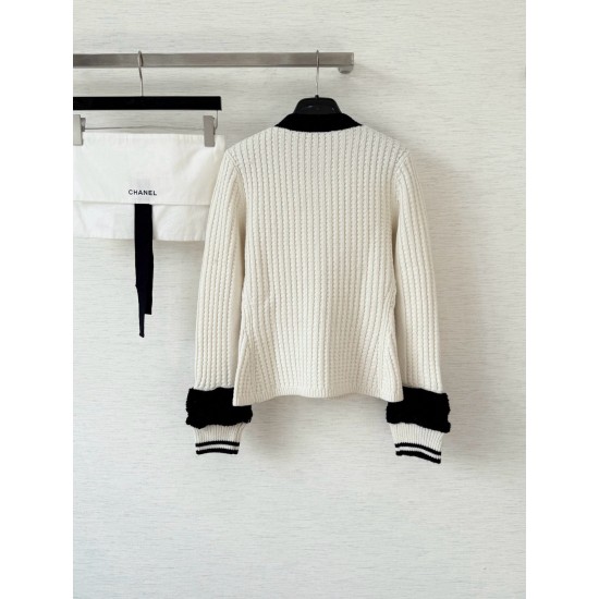 Chanel 25N Ski Collection Cashmere Blend Cardigan | White Knit with Gold Buttons