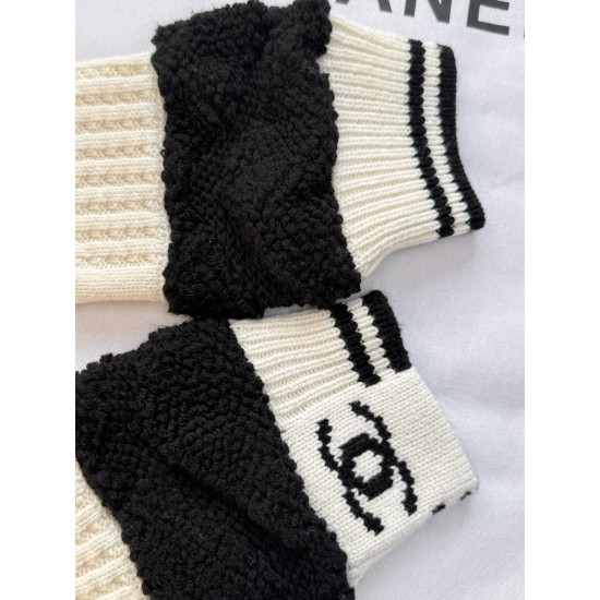 Chanel 25N Ski Collection Cashmere Blend Cardigan | White Knit with Gold Buttons