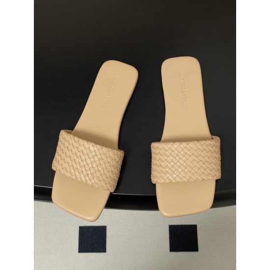 BV Palazzo Woven Leather Slides